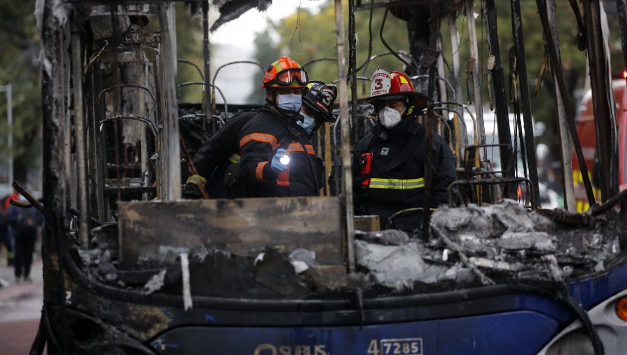 Cinco antisociales encapuchados quemaron bus del transporte público en Pedro Aguirre Cerda