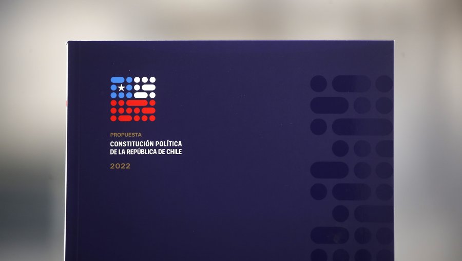 "La wea completa es un error": El polémico tuit del Serviu del Biobío sobre texto de la nueva Constitución