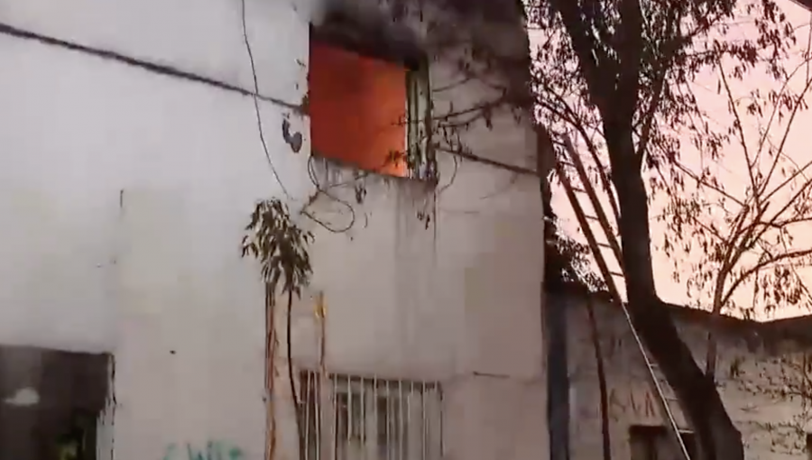Incendio afecta a vivienda en Santiago y reportan desaparición de una persona: hay desvíos de tránsito en la capital