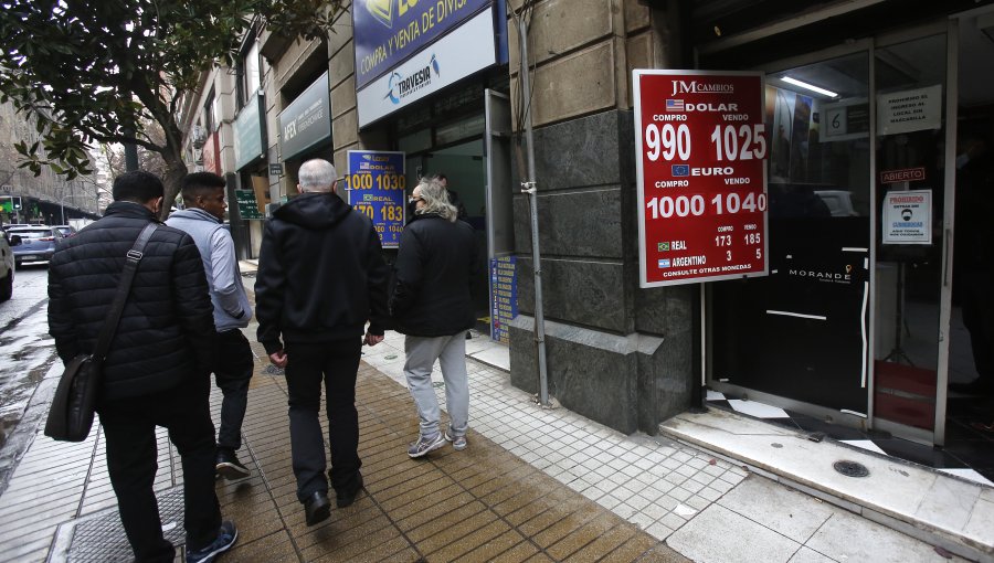 Delincuentes robaron una casa de cambios en Santiago: hicieron un forado en local vecino