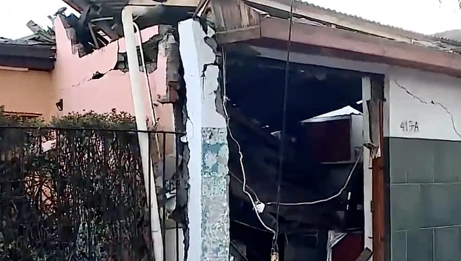 Explosión en vivienda de San Joaquín produjo el derrumbe de un muro exterior y dejó a dos personas lesionadas
