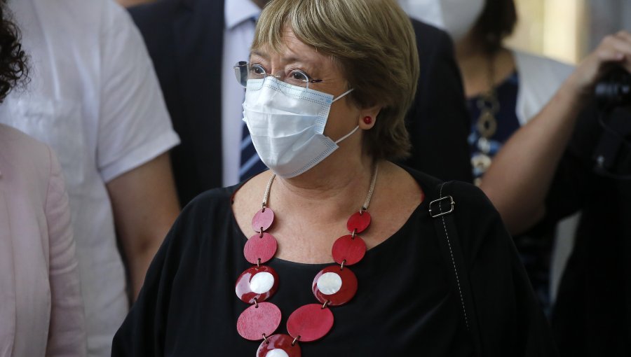 Michelle Bachelet llegó a Chile horas después de haber confirmado su postura a favor del Apruebo