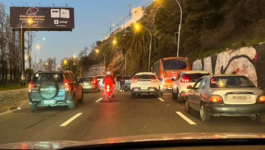 Alta congestión vehicular generaron dos accidentes de tránsito en la Av. España de Valparaíso: hay personas lesionadas