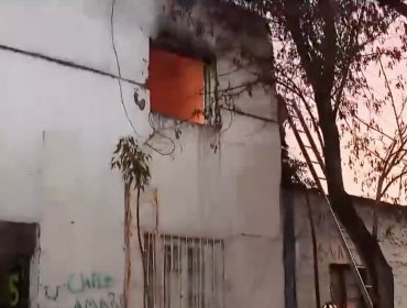 Incendio afecta a vivienda en Santiago y reportan desaparición de una persona: hay desvíos de tránsito en la capital