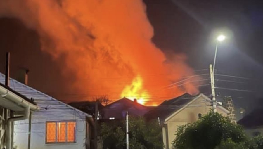 Incendio estructural destruye una vivienda de dos pisos en la comuna de Quintero
