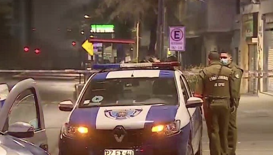 Carabinero frustra robo a local de Ñuñoa y abate a uno de los cinco delincuentes que, además, intentaron atropellarlo