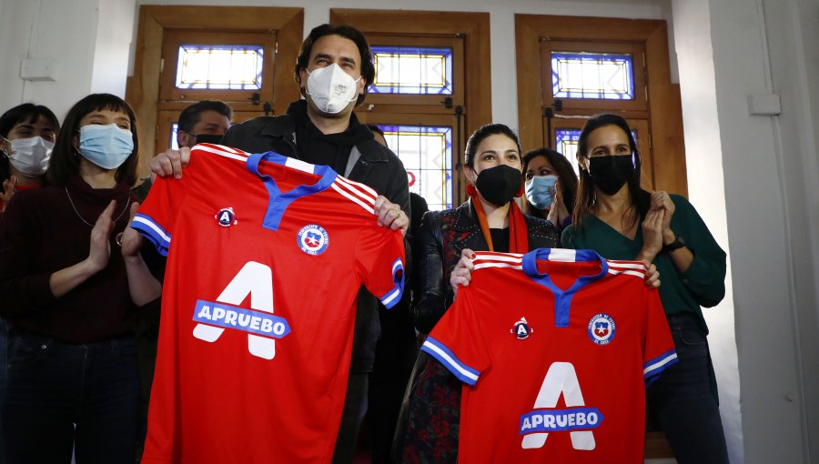 "Condenamos y repudiamos": La Roja se manifestó por uso de la camiseta en campaña del Apruebo