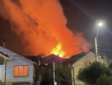 Incendio estructural destruye una vivienda de dos pisos en la comuna de Quintero