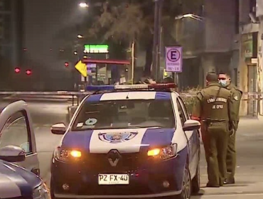 Carabinero frustra robo a local de Ñuñoa y abate a uno de los cinco delincuentes que, además, intentaron atropellarlo