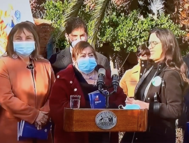 "Estudiar tanto para hacer preguntas tan ridículas": Vecina molesta encaró a periodista de Canal 13 en actividad del presidente Boric