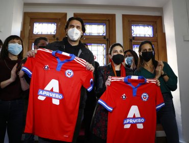 "Condenamos y repudiamos": La Roja se manifestó por uso de la camiseta en campaña del Apruebo