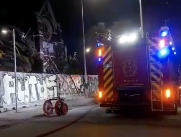 Unos 20 sujetos se juntaron a beber alcohol en ex Iglesia de Carabineros en Santiago e iniciaron fogata que derivó en incendio