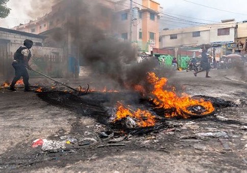 Violencia de bandas en Haití: Cientos de niños se refugian en una escuela en la capital del país