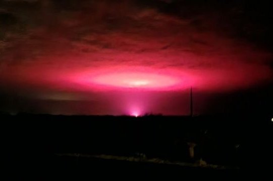 El misterioso resplandor rosado que causó inquietud en vecinos de una ciudad australiana