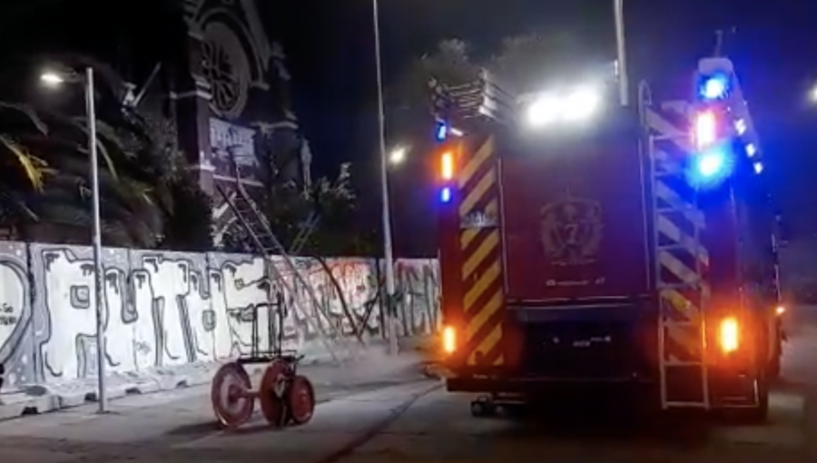 Unos 20 sujetos se juntaron a beber alcohol en ex Iglesia de Carabineros en Santiago e iniciaron fogata que derivó en incendio