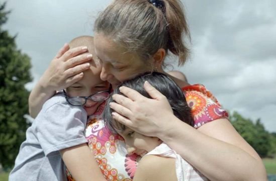 La odisea de unos padres ucranianos para rescatar a 6 de sus hijos adoptivos de una ciudad destruida por Rusia