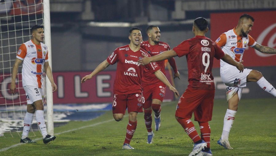 Ñublense consiguió una trabajada victoria ante Cobresal para alcanzar en la cima a Colo-Colo