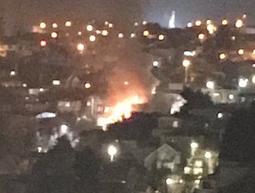 Incendio consume completamente una vivienda en sector Santa Inés de Viña del Mar