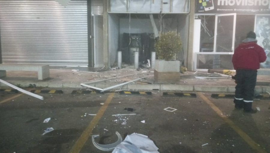 Madrugada de película en Limache: delincuentes intentan robar cajero y huyen lanzando miguelitos y quemando cuatro autos