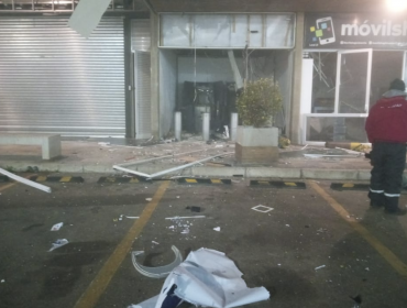 Madrugada de película en Limache: delincuentes intentan robar cajero y huyen lanzando miguelitos y quemando cuatro autos