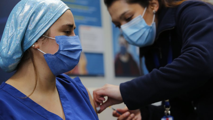 Colegio Médico cree conveniente una quinta vacuna contra el Covid a personas de riesgo