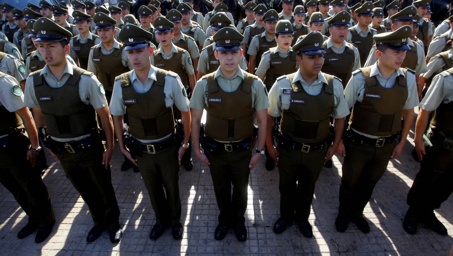 700 Carabineros menos en las calles en lo que va del año: Denuncian que retiro de funcionarios es por "nulo respaldo" del Gobierno