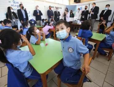 Este lunes vuelven los alumnos a las salas de clases y doctor Ricardo Kogan analiza la situación sanitaria