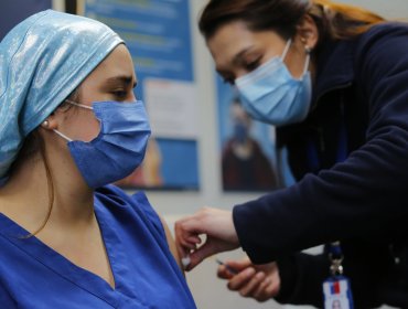 Colegio Médico cree conveniente una quinta vacuna contra el Covid a personas de riesgo