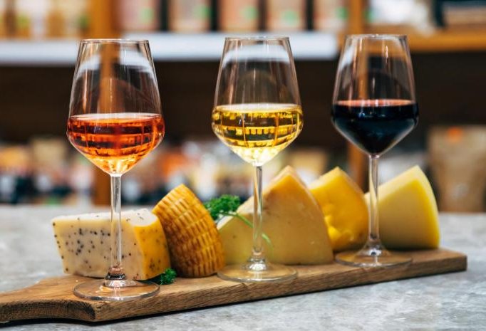 Vino y quesos: Cómo combinarlos cuándo son de diferentes variedades para pronunciar más sus sabores