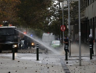 Regreso a clases con disturbios en las afueras del Instituto Nacional: overoles blancos lanzaron piedras y molotovs a la vía pública