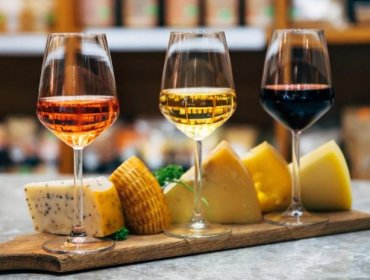Vino y quesos: Cómo combinarlos cuándo son de diferentes variedades para pronunciar más sus sabores