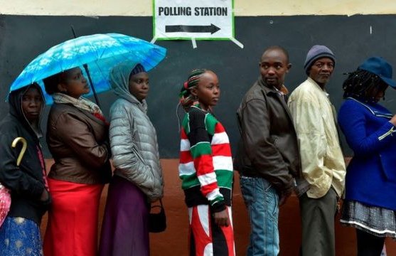 El confuso caso de 3 venezolanos detenidos en Kenia con material electoral semanas antes de los comicios generales de ese país