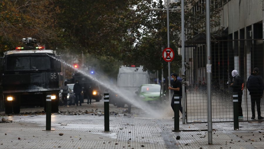 Regreso a clases con disturbios en las afueras del Instituto Nacional: overoles blancos lanzaron piedras y molotovs a la vía pública