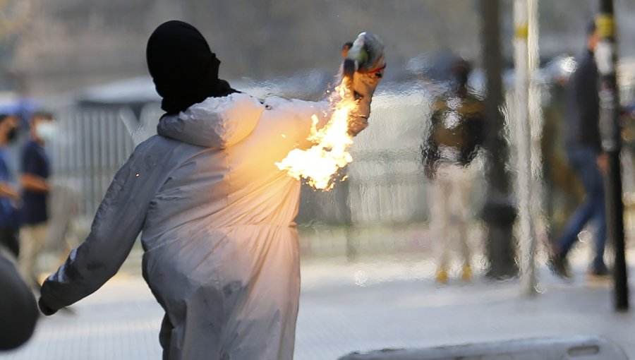 Decretan arresto domiciliario total para adolescente de 17 años detenido tras lanzar una molotov en el exterior del Instituto Nacional