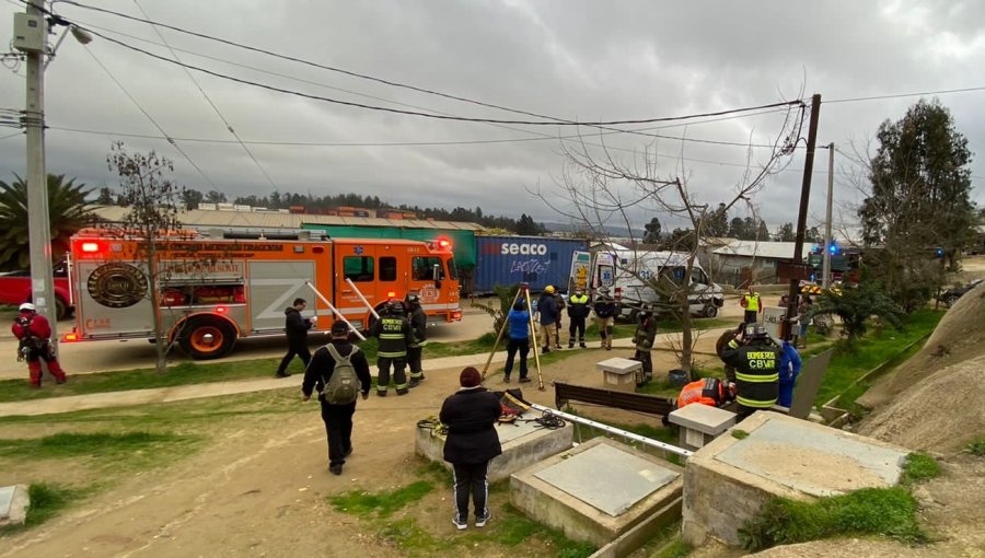 Mujer fue rescatada tras caer a un pozo de aproximadamente cinco metros de profundidad en Valparaíso