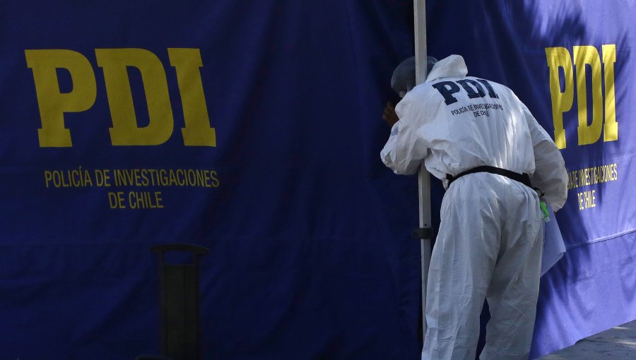 Hombre muere luego de ser apuñalado en el cuello en el centro de Santiago: se investiga un posible robo con homicidio