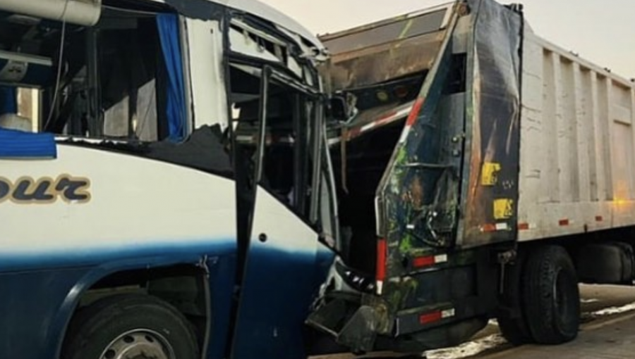 Varios lesionados deja choque entre un camión de la basura y un bus que trasladaba a trabajadores en San Bernardo