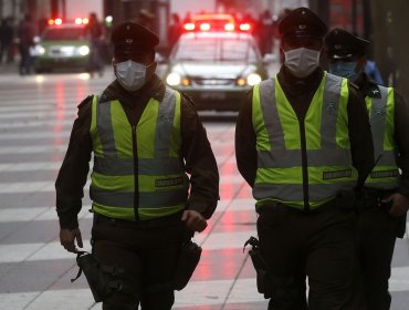 Matrimonio de personas mayores fue violentamente asaltado en su casa en Peñalolén: seis delincuentes los golpearon y robaron dos celulares