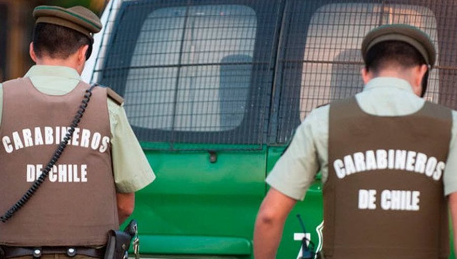 Desvinculan a dos carabineros por no auxiliar a hombre que terminó muriendo en el centro de Santiago