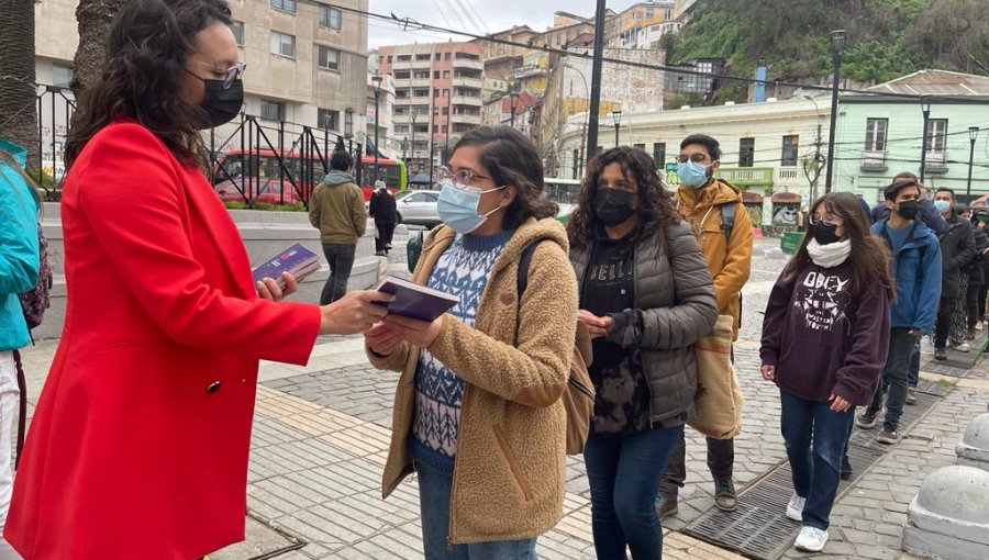«Voto Informado»: Hasta filas se registraron en la plaza Aníbal Pinto de Valparaíso para conocer propuesta de nueva Constitución