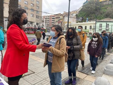 «Voto Informado»: Hasta filas se registraron en la plaza Aníbal Pinto de Valparaíso para conocer propuesta de nueva Constitución