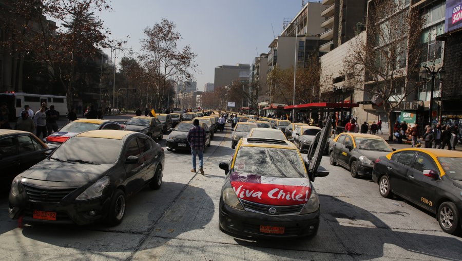 Taxistas interrumpieron el tránsito en la Alameda en protesta contra aplicaciones y por alzas en el precio de los combustibles