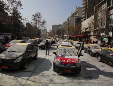 Taxistas interrumpieron el tránsito en la Alameda en protesta contra aplicaciones y por alzas en el precio de los combustibles
