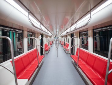 Suspenden servicio en tres estaciones de la Línea 4 de Metro de Santiago por "persona en la vía"