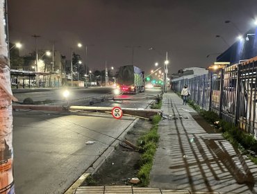 Conductor en estado de ebriedad provocó la caída de tres postes en la Alameda: tránsito se mantiene redireccionado