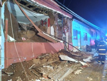 Vivienda sufrió el derrumbe de su fachada en el sector Diego Portales del cerro Barón de Valparaíso