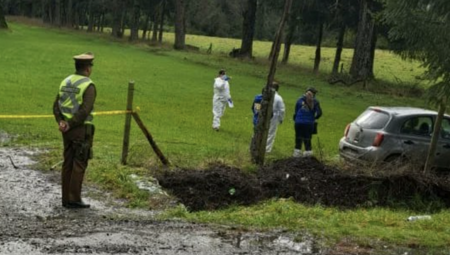 Hallan sin vida y con un balazo en su cabeza a hombre de unos 35 años en automóvil abandonado en Purranque