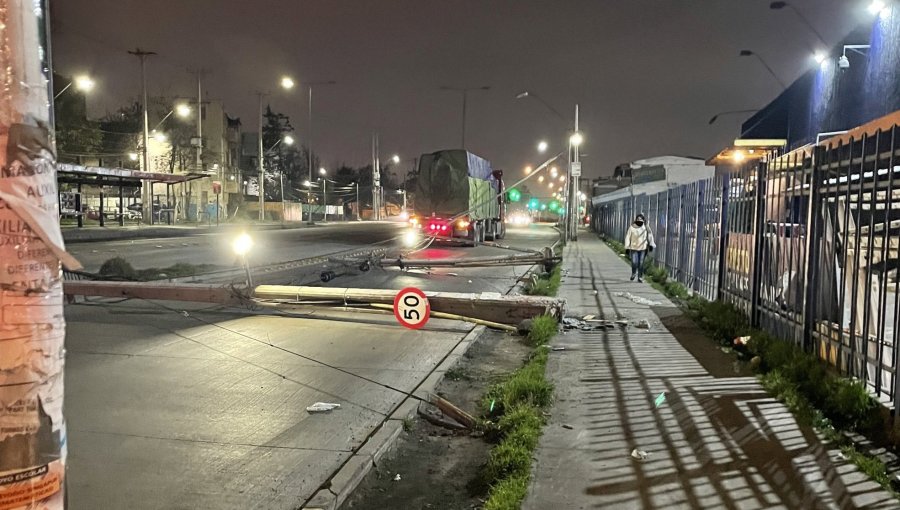 Conductor en estado de ebriedad provocó la caída de tres postes en la Alameda: tránsito se mantiene redireccionado