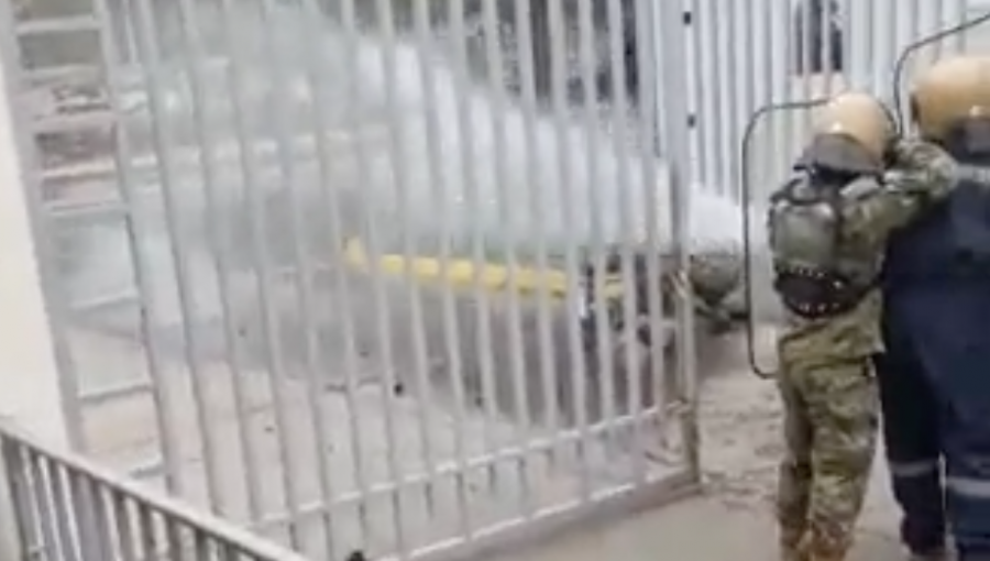 Encapuchados lanzaron piedras contra recinto del Ejército en Quinta Normal: militares repelieron el ataque con agua