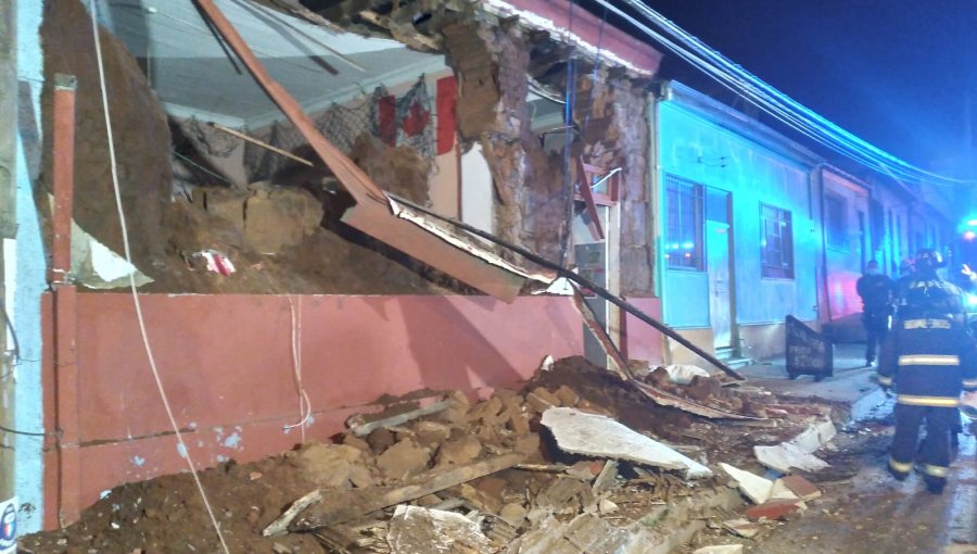 Vivienda sufrió el derrumbe de su fachada en el sector Diego Portales del cerro Barón de Valparaíso